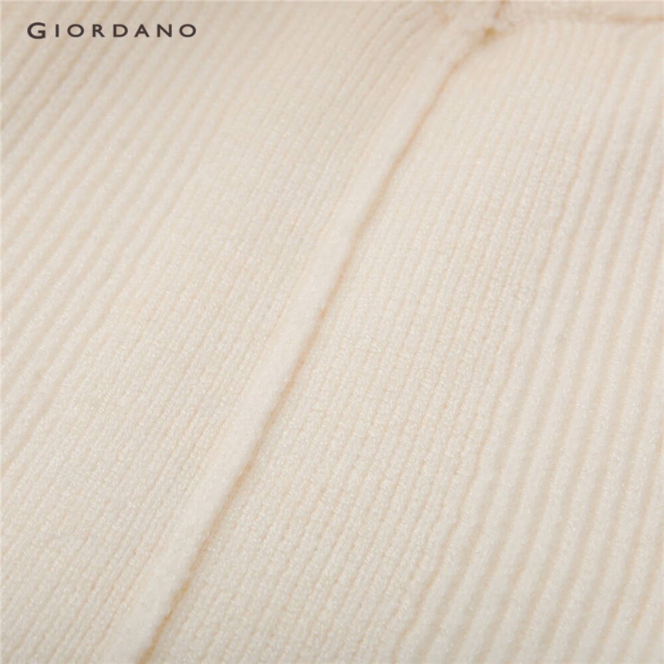 Áo len chui đầu GIORDANO 05352856 kích thước lớn cổ chữ V phối vest dành cho nữ