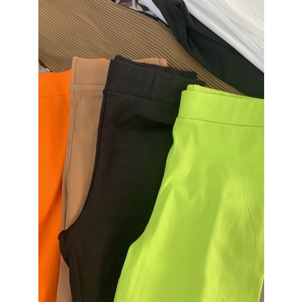 Quần legging co giãn lững trên gối