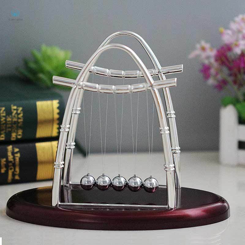 Mô hình con lắc bóng thăng bằng nguyên lý vật lý Newton bằng kim loại trang trí để bàn