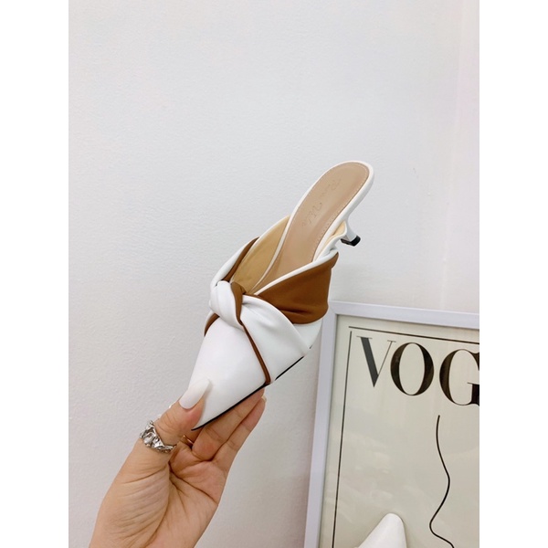 Guốc gót nhọn đính nơ xoắn