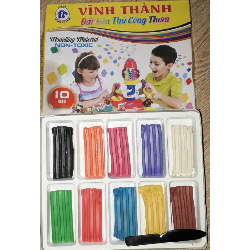 Một hộp đất nặn thủ công thơm 10 màu do Việt Nam sản xuất