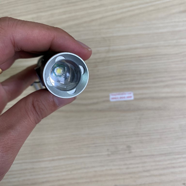 Đèn pin siêu sáng mini bỏ túi Ultrafire X305 nhỏ gọn, zoom xa gần, sạc USB