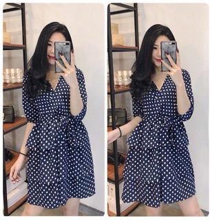 Váy chấm bi cổ chéo
