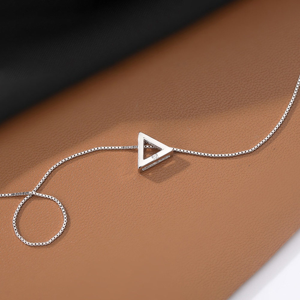 Vòng Cổ Choker Mặt Tam Giác Đính Đá Đơn Giản