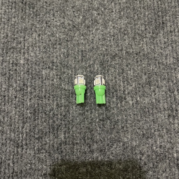 Đèn demi gắn xi nhan , báo số trên mặt đồng hồ xe .