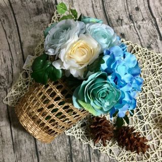 Giỏ hoa bằng cói nhỏ xinh