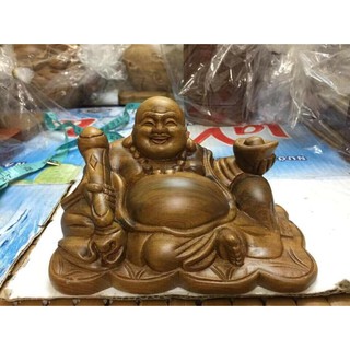 Tượng phật di lặc cầm tiền vàng gỗ bách xanh