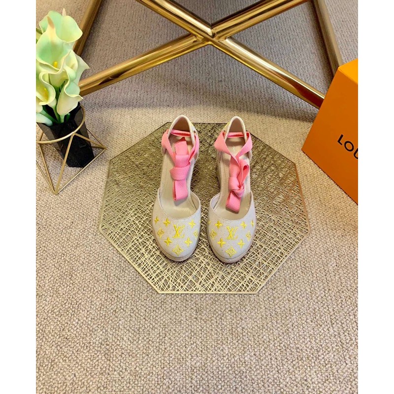 Giày lười vải Louis Vuitton = LV đế dốc Starboard mới 2021 được thêu hoa văn Monogram cổ điển.