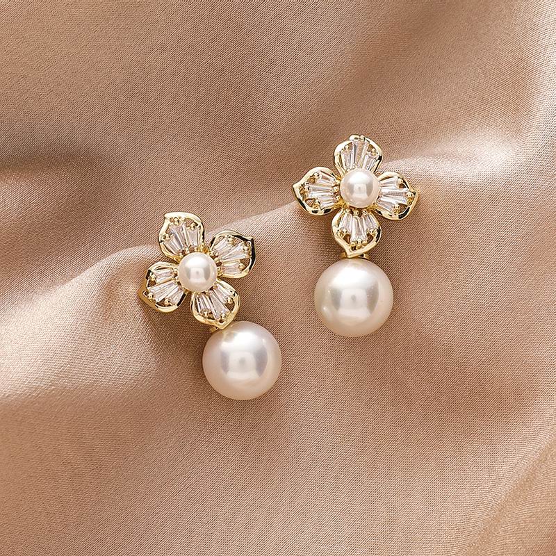 Khuyên tai Etrendy hình hoa 4 cánh đính đá Zircon nhỏ mới làm quà tặng sinh nhật cho nữ