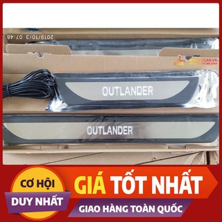 Ốp Bậc Chân Ngoài Xe MISHUBISHI OUTLANDER 2016-2020, chất liệu NHỰA CÓ ĐÈN LED