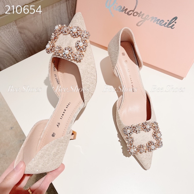 BEESHOES - GIÀY CAO GÓT BEESHOES DA NHŨ KIM TUYẾN KHUY ĐÁ VUÔNG SẴN MÀU ĐEN KEM 210654