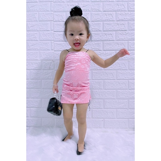 Đầm Body Nhung Dập Chữ Hồng Ngọt Ngào Hở Lưng Bé Gái