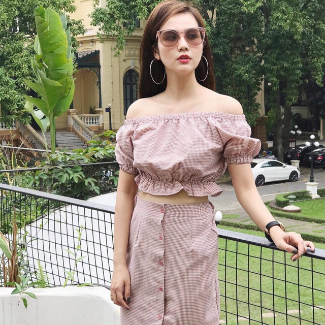 Set váy kẻ trễ vai về phục vụ các chị em thích điệu nhé!
