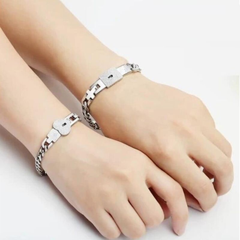 Bộ 2 Vòng Tay Cặp Đôi Kèm Chìa Khóa Trái Tim Và Chìa Khóa Thời Trang