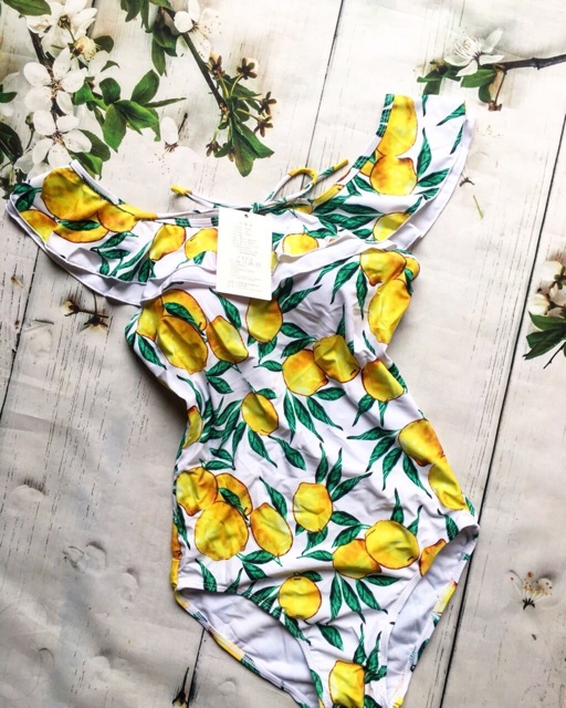 Bikini đồ bơi 1 mảnh rớt vai họa tiết chanh vàng tươi | BigBuy360 - bigbuy360.vn