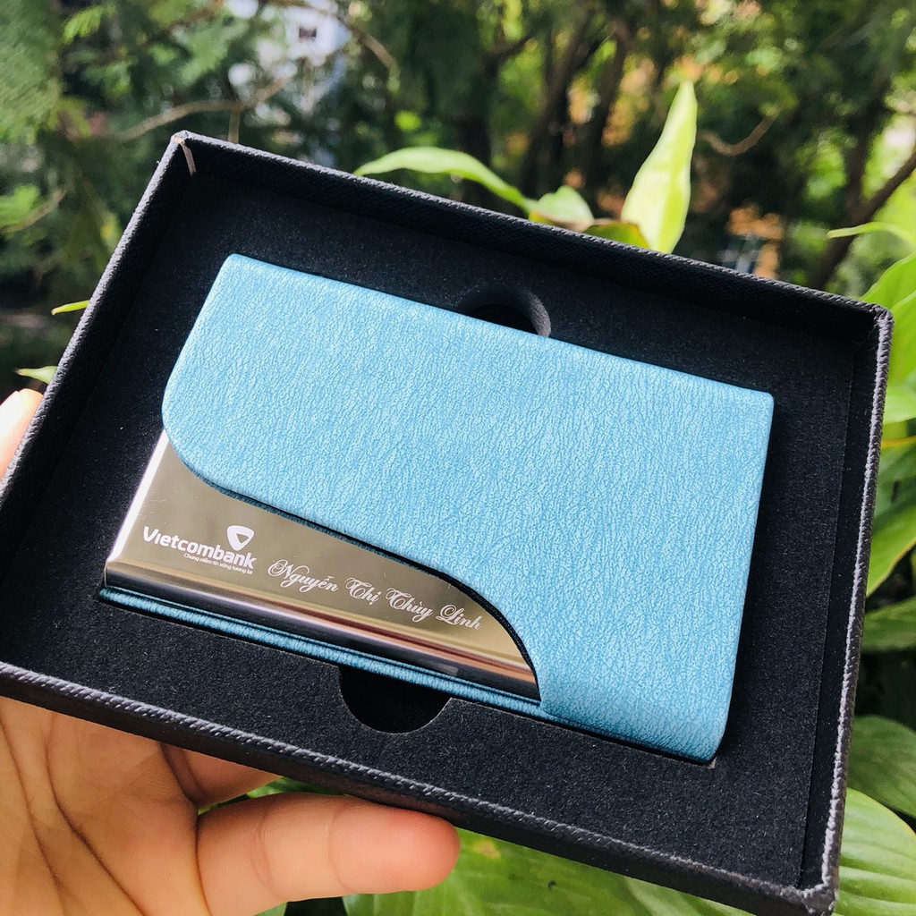 Mẫu hộp đựng namecard, ví đựng thẻ khắc logo Vietcombank màu sắc nhã nhặn dành cho nữ