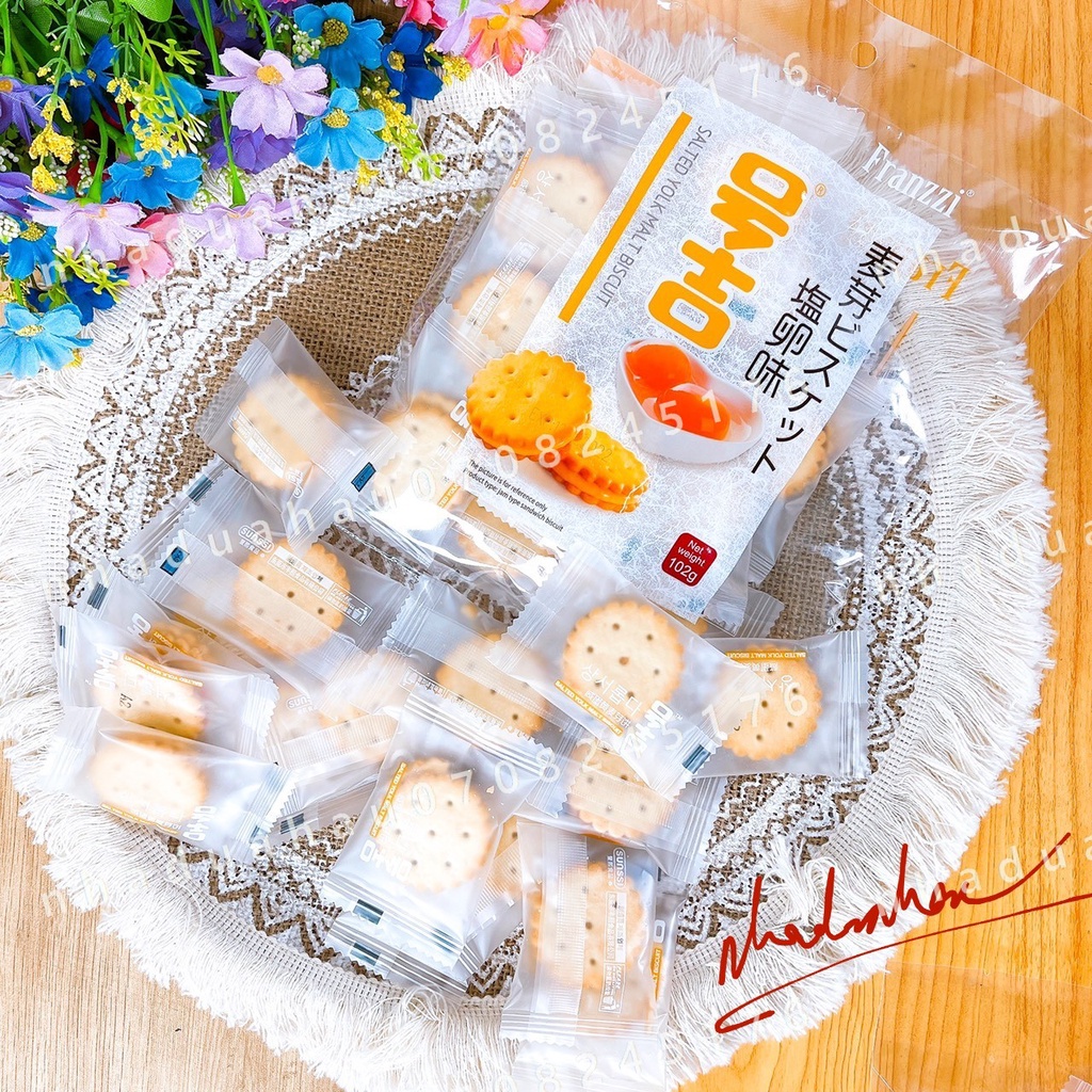 Một gói bánh quy mặn kẹp nougat trứng muối Franzzi đặc sản Hongkong gói 102gam