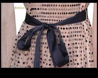 Váy xếp li chấm bi tay bồng