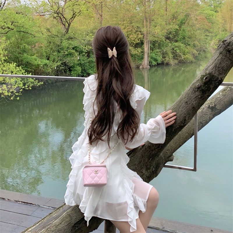 White lotus leaf edge v-collar chiffon dress a woman with long sleeves in summer shows a thin temperament and a short skirt in her first love.