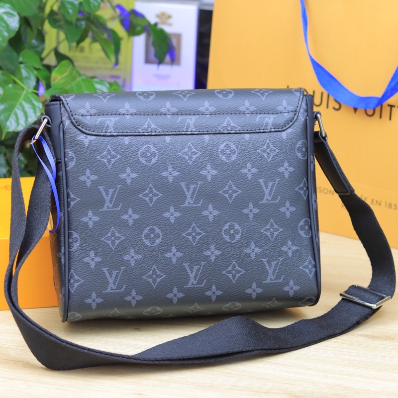 Túi đeo chéo nam M41028 có 4 màu chất liệu da mềm cao cấp kích thước 25x23x6cm