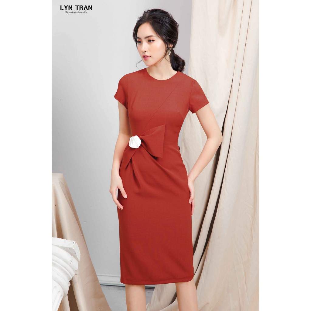 Váy ôm đính hoa eo tinh tế & lịch lãm