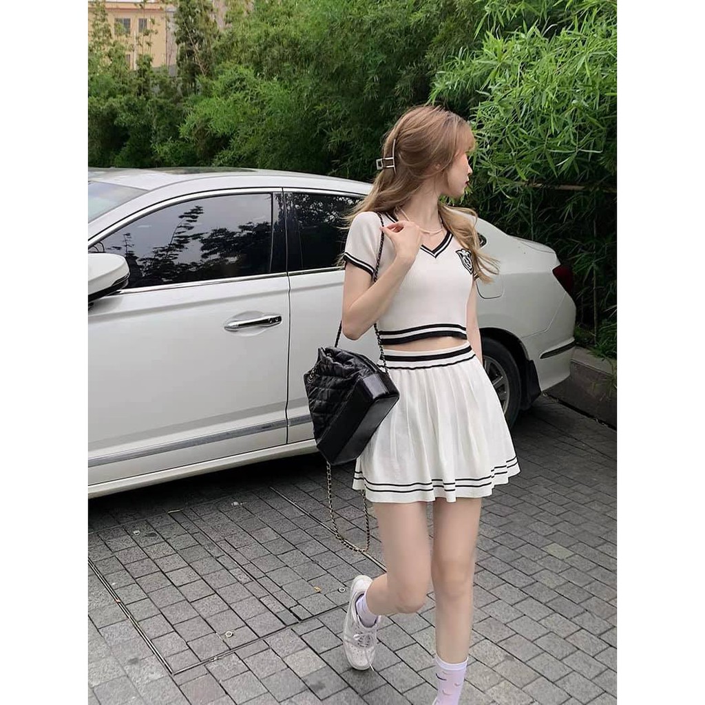 Set áo croptop viền sọc đen + Chân váy tennis xếp ly lưng thun viền đen cạp cao màu be phong cách KOREA.