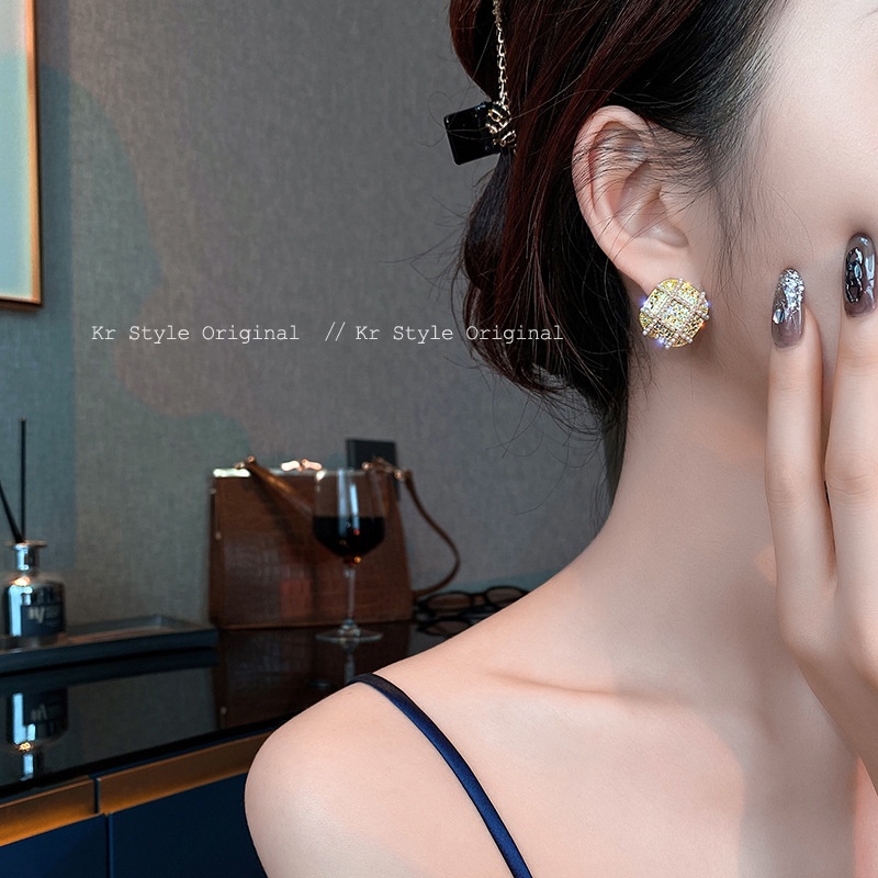 Khuyên tai đính ngọc trai thiết kế đơn giản thời trang Hàn Quốc mới