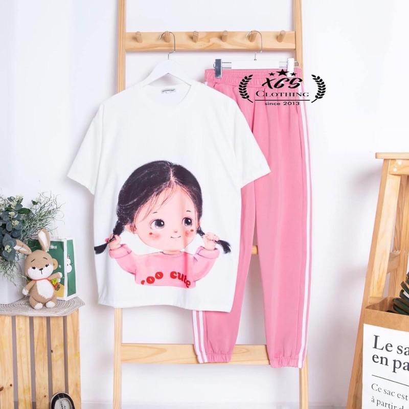 set áo thun tay lỡ quần jogger basic màu hồng 2 sọc trắng in cô gái 2 bím tóc đen