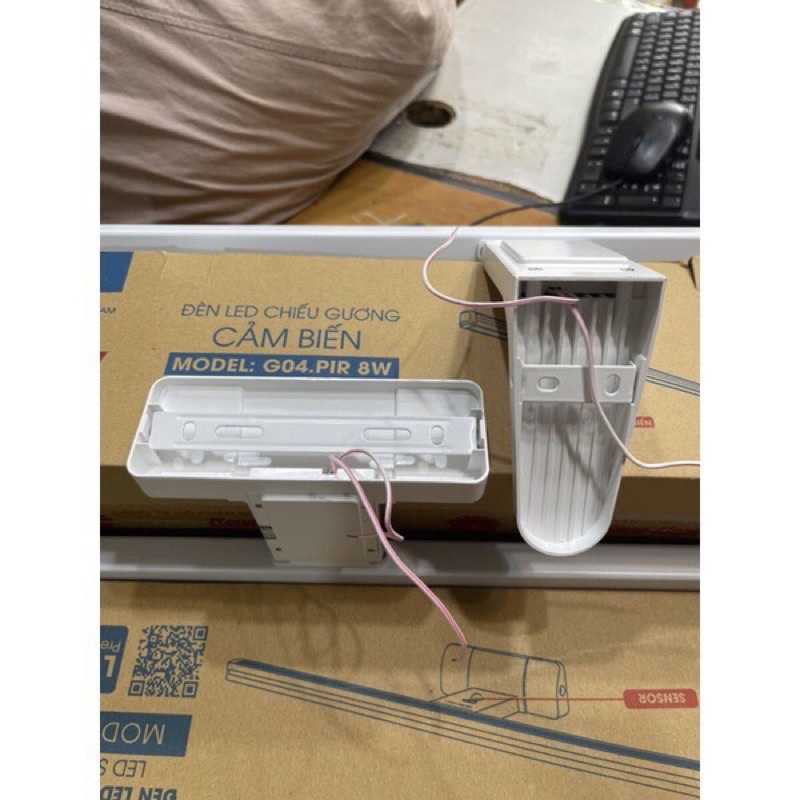 Đèn LED chiếu gương cảm biến