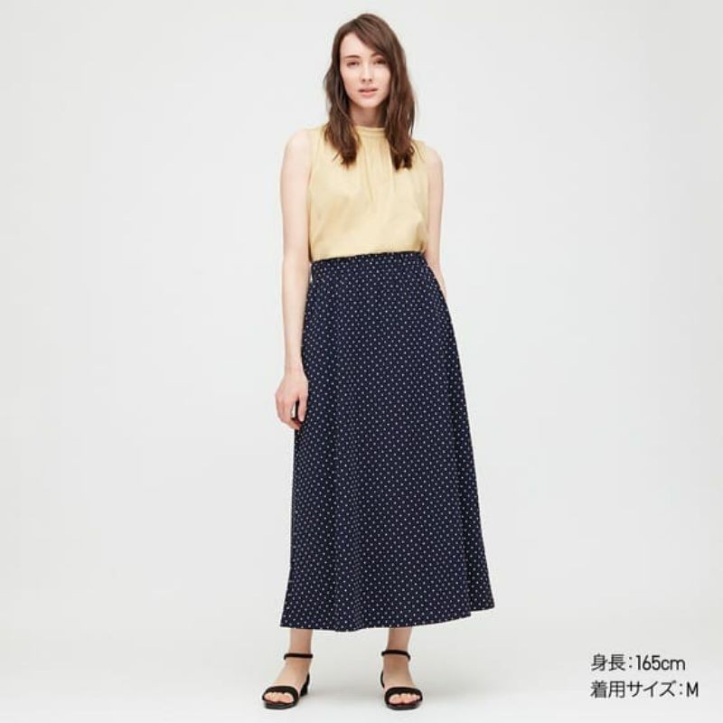 Chân váy xòe chấm bi midi duyên dáng của Uniqlo