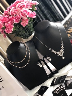 Cổ da trưng bày dây chuyền trang trí shop Zinhstore