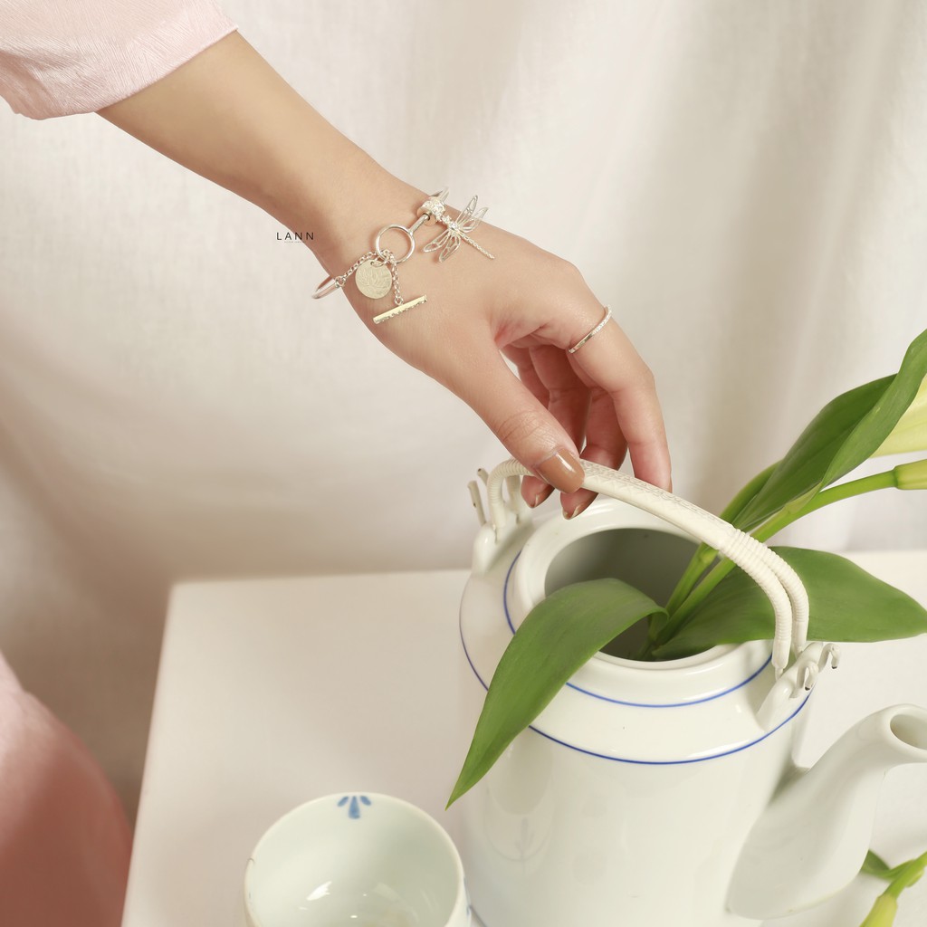 Kiềng thân tròn trơn mở charm chuồn chuồn BẠC S925 LANN K049