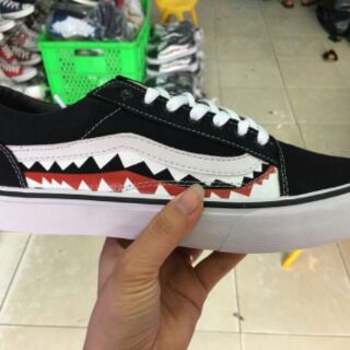 Vans đen cá mập