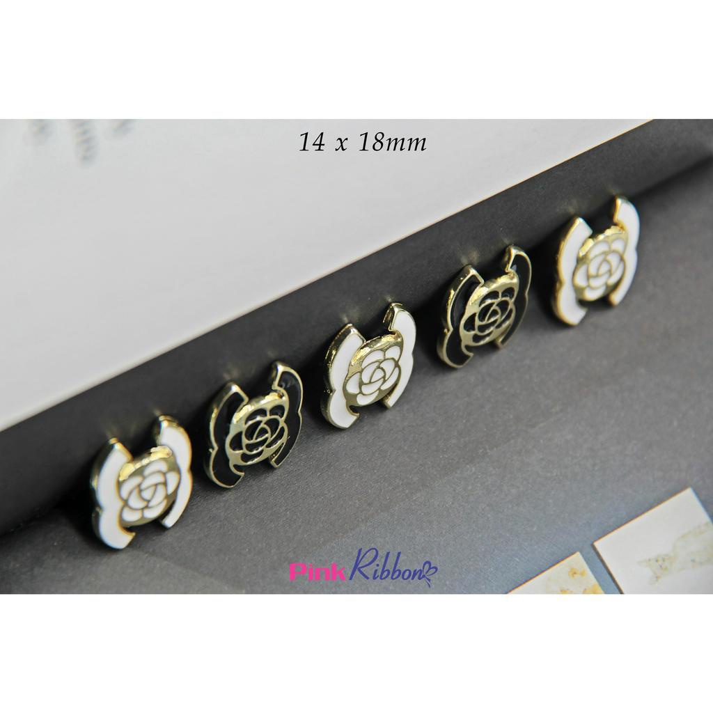 Charm chữ X hình hoa có tai treo màu đen-trắng