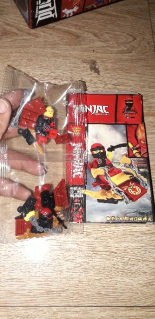 Lắp ráp 1 hộp LegoNinja Rồng 638 có nhiều chi tiết bằng nhựa