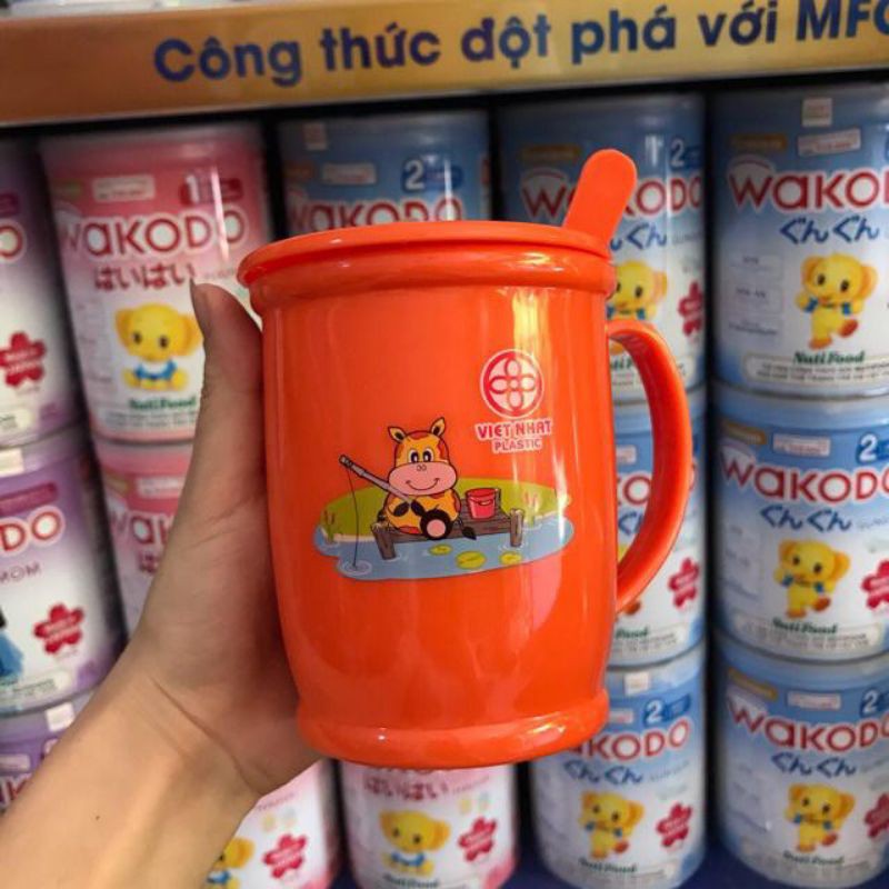 cốc uống nước có nắp +kèm thìa (nhựa việt nhật)