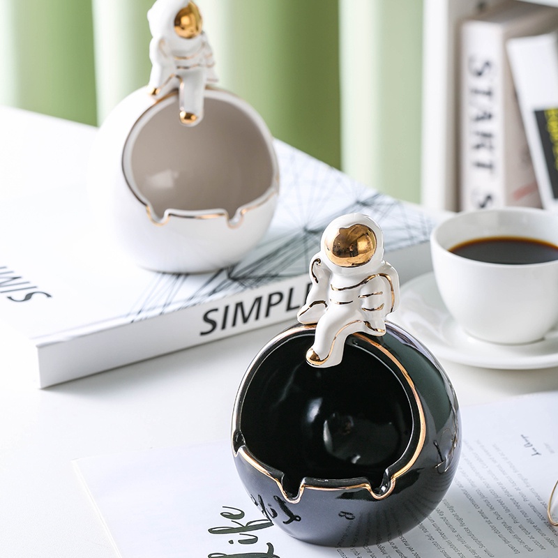 Gạt tàn thuốc để bàn hình phi hành gia hoạt hình sáng tạo