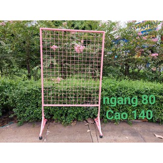 Khung lưới có chân màu hồng