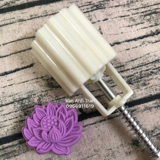 Khuô trung thu lò xo mẫu sen 50 gam