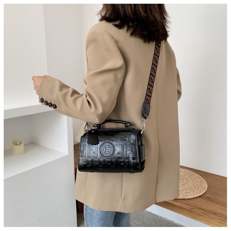 Túi đeo chéo da mềm cỡ lớn in chữ phong cách vintage thời trang cho nữ 2022