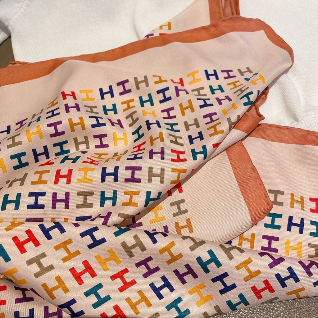 Khăn Choàng Vuông 90x90cm In Chữ Thời Trang Cho Nữ Giới