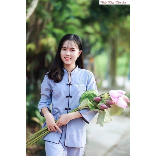 Mẩu cổ tàu thêu hoa sen