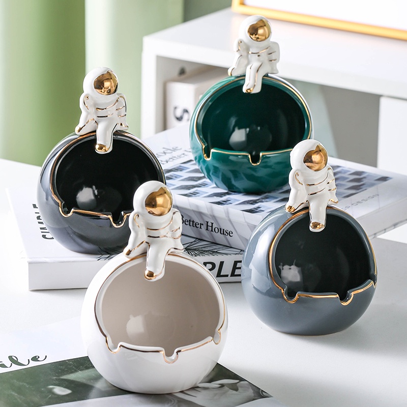 Gạt tàn thuốc để bàn hình phi hành gia hoạt hình sáng tạo