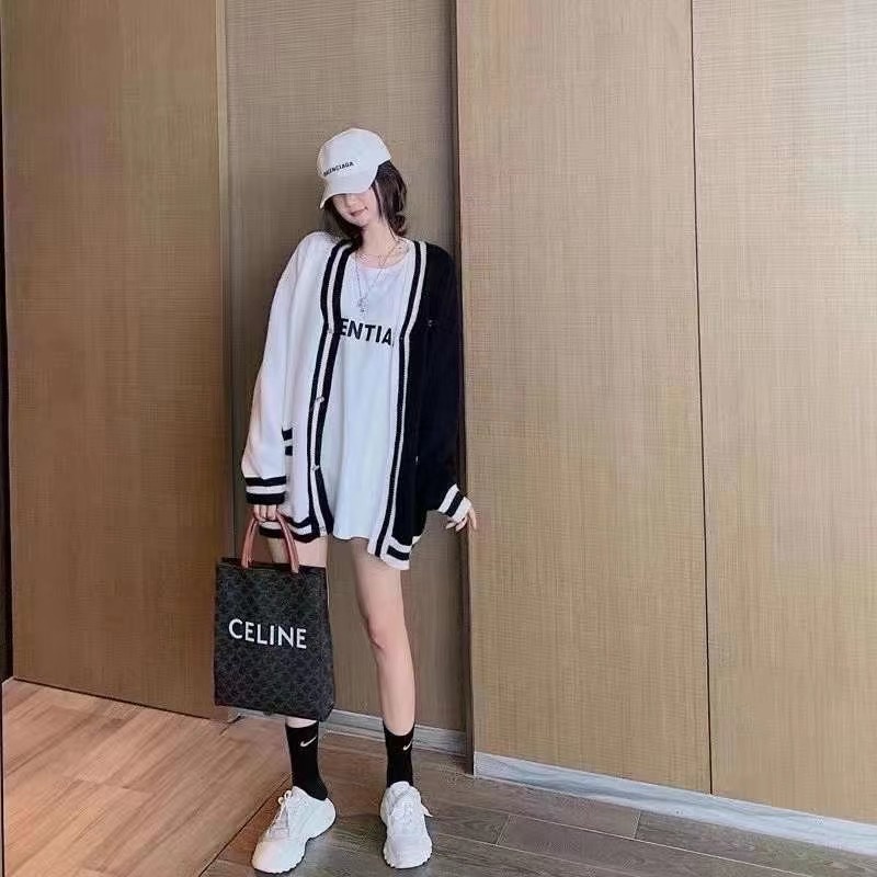 Áo khoác len nữ cardigan âm dương đen trắng tương phản cổ chữ V gắn gấu bông tay dài Hàn Quốc ulzzang