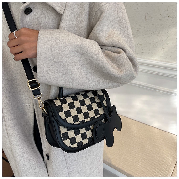 Túi  xách đeo chéo kẻ caro hot trend