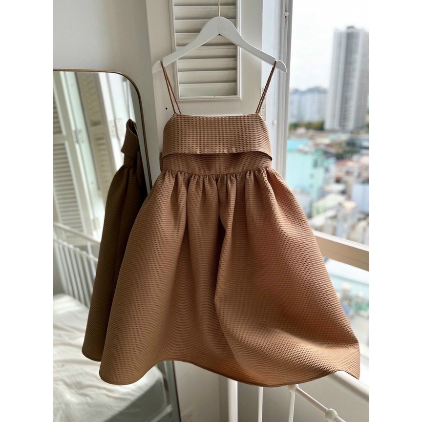 Đầm tiểu thư hai dây nơ lưng chất gấm xốp xinh xắn