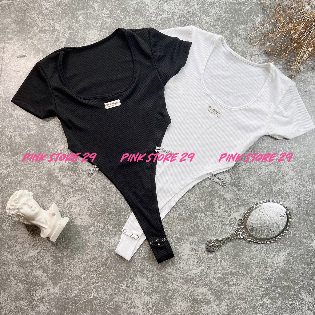 Áo Liền Quần Bodysuit Ôm Body Cổ U Tay Ngắn Phối Dây Xích Tag Thêu Quyến Rũ A5321