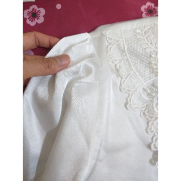 Áo sơmi trắng phối ren và hạt trai size S-M thanh lý