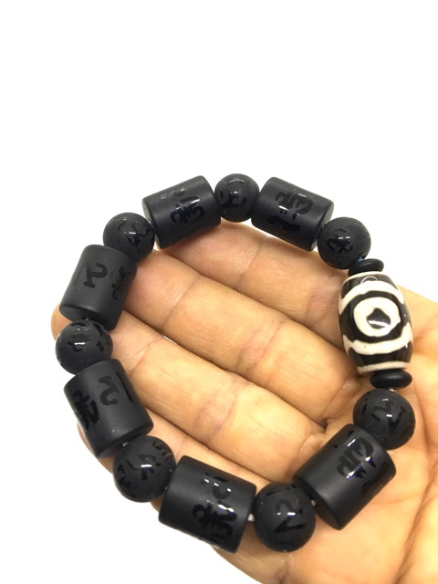 Vòng tay Dzi và đá đen phong thủy khắc chữ Tây Tạng