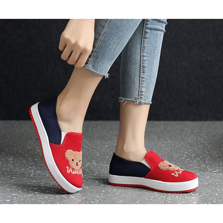 Slip on họa tiết gấu dễ thương cực êm chân | BigBuy360 - bigbuy360.vn